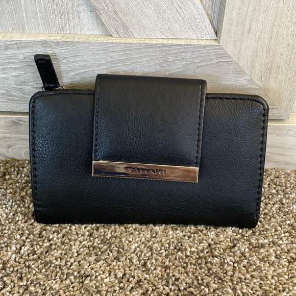 New Tahari Faux Black Leather Clutch Wallet Identity Protect Lining - Picture 1 of 9